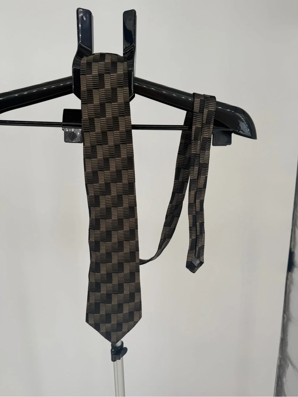 Silk Men's Geometric Pattern Tie in Brown and Black